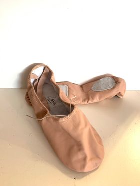 Leo 095 Adult Split Sole Ballet Slipper - MISS LESTER'S